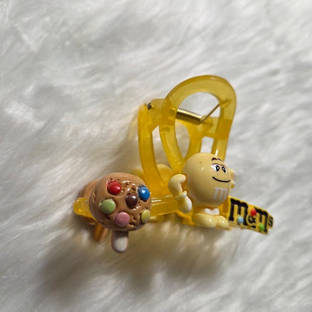 Peanut M&M Claw Clip - Picture 4 of 5